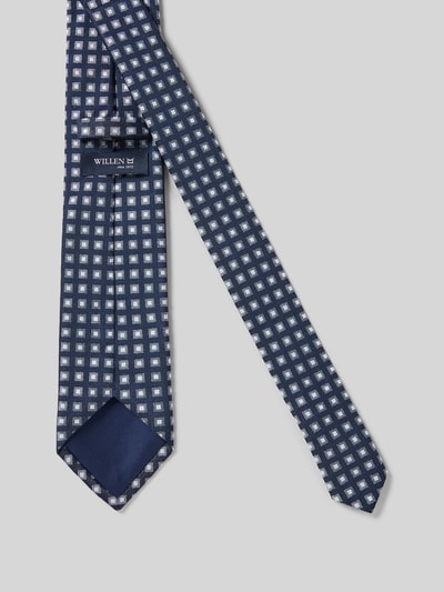 Produktfoto, Krawatte aus reiner Seide mit Label-Detail von Willen, klassisches Karo-Muster in Blau und Weiß, Breite 8 cm, glatte Textur