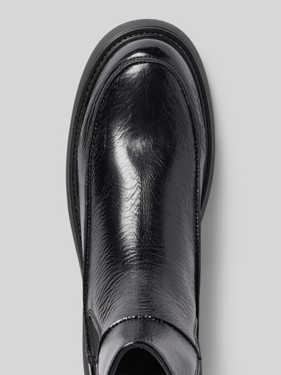 Produktfoto, Boots mit Logo-Detail von Copenhagen, glänzende schwarze Optik, abgerundete Passform, profilierte Sohle, Detailaufnahme, Damenmodell, Absatzhöhe 4 cm, Schafthöhe 17 cm, Schaftweite 11 cm