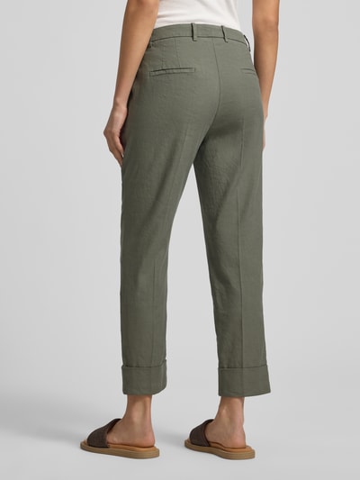 Frauenmodel trägt Leinenhose mit Baumwoll-Anteil von Cambio, Leinen-Baumwoll-Mix, Straight Fit, Verkürzt, Ganzkörperansicht Rückansicht.
