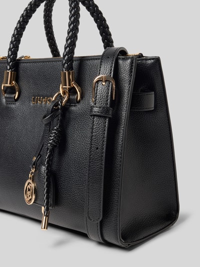 Produktfoto, schwarze Handtasche mit Label-Applikation Modell 'SATCHEL MANHATTAN' von Liu Jo White, Tragehenkel, Hauptfach mit Reißverschluss, abnehmbarer Schulterriemen, strukturierte Leder-Optik, Maße: 27 cm Breite, 20 cm Länge, 13 cm Tiefe, Schulterriemen 117 cm