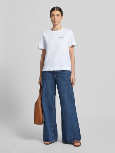 Modelka nosi Damski t-shirt z nadrukiem, okrągły dekolt, czysta bawełna, krój regular fit, długość tyłu w rozmiarze S: 58 cm, T-shirt mit Rundhalsausschnitt od Rich & Royal, widok całej sylwetki z przodu.