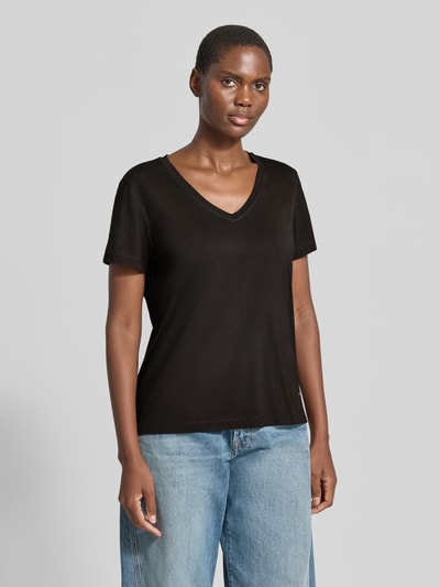 Vrouwenmodel draagt Regular Fit T-shirt met V-hals Model 'Dala' van MOS MOSH, modalmix, met korte mouwen, label-embleem, ruglengte maat S 58 cm, effen zwart, ganzebodyaanzicht van voren.