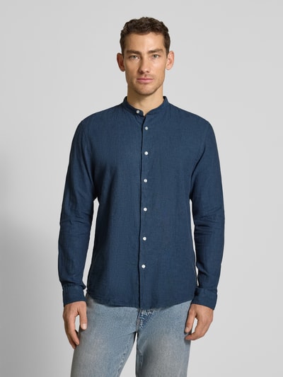 Männermodel trägt Regular Fit Freizeithemd aus Leinen-Baumwoll-Mix von MCNEAL, dunkelblau, Stehkragen, Knopfleiste, Ganzkörperansicht von vorne. Rückenlänge 76 cm, Schulterbreite 48 cm, Ärmellänge 67 cm bei Größe M.