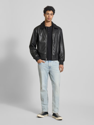 Mannelijk model draagt Straight fit Jeans uit mix van katoen en elastaan model 'CLARK ORIGINAL' van JACK & JONES, 5-pocketmodel, knoop- en ritssluiting, bandwijdte maat 32/32: 44 cm, binnenbeenlengte 76 cm, ganzlichaamsaanzicht van voren.