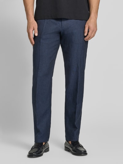 Männermodel trägt Slim Fit Leinenhose mit Tunnelzug Modell 'Sake' von JOOP! Collection in Dunkelblau, reine Leinenstruktur, Nahaufnahme Oberkörper. Enthält Gesäßtaschen, schmal geschnitten, Bundweite 33 cm, Innenbeinlänge 81 cm.