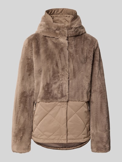 Produktfoto, Jacke aus Kunstfell mit Reißverschlusstaschen von Amber & June, beżowy kolor, krój regular fit, steppnähte, kaptur, szerokość w rozmiarze 36: 40 cm, szerokość w rozmiarze 36: 53 cm, długość tyłu w rozmiarze 36: 69 cm, długość rękawa w rozmiarze 36: 65 cm, miękka faktura, połyskująca tkanina