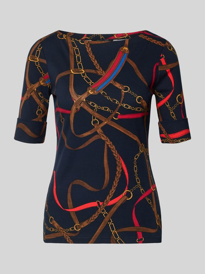 Produktfoto, T-Shirt im Allover-Look Modell 'JUDY' von Lauren Ralph Lauren, dunkelblau mit roten und braunen Kettenmustern, glatte Baumwoll-Elasthan-Oberfläche, Damen Slim Fit, Rundhalsausschnitt, Ärmel mit Aufschlag, Rückenlänge 58 cm bei Größe S.