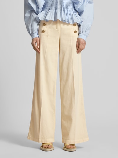 Frauenmodel trägt Wide Leg Hose mit Bügelfalten Modell 'Bridget' von SEDUCTIVE, Leinen-Baumwoll-Mix, cremefarben, Ganzkörperansicht von vorne.