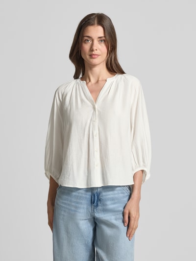 Frauenmodel trägt Relaxed Fit Langarmbluse aus Viskose-Mix von s.Oliver RED LABEL in Uni-Optik und Popeline-Struktur, Nahaufnahme Oberkörper.