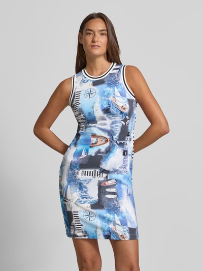 Frauenmodel trägt Knielanges Kleid im Allover-Look von Marc Cain aus Baumwoll-Elasthan-Mix, Figurbetont, Rundhalsausschnitt, Ganzkörperansicht von vorne.