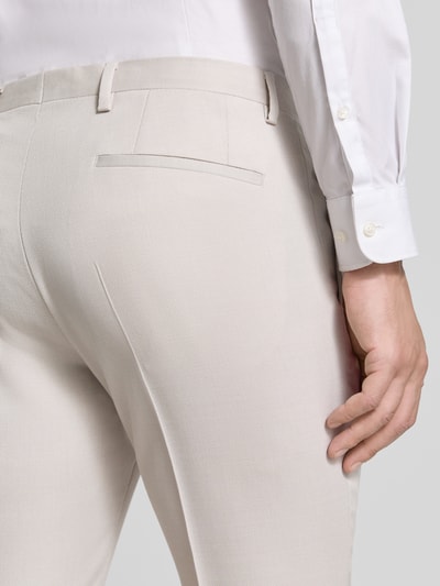 Männermodel draagt Slim Fit Komplettanzug met Klepzak van Roy Robson in licht beige, Materiaalmix met scheerwol, detailaufnahme rug. Ruglengte maat 50: 76 cm, schouderbreedte: 50 cm, mouwlengte: 69 cm.