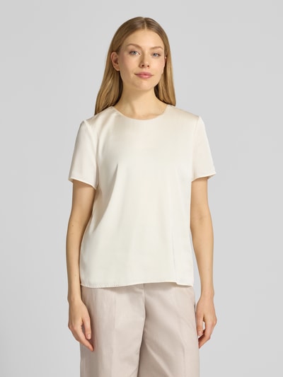 Modelka kobieta ma na sobie Regular Fit T-Shirt mit rundhalsausschnitt od Christian Berg Cocktail, kremowy satynowy materiał, elastyczny miks, krój regular fit, długość tyłu 58 cm, długość rękawa 20 cm, widok całej sylwetki z przodu.