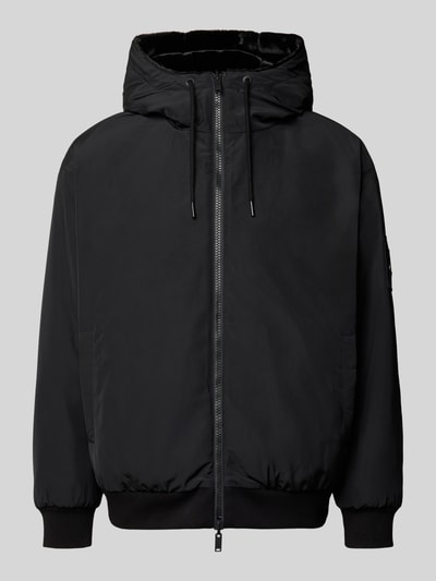 Produktfoto, schwarze Jacke mit Zweiwege-Reißverschluss Modell 'roland' von Moose Knuckles, Regular Fit, Kapuze, seitliche Eingrifftaschen, glatte Oberfläche, dezente Struktur, Herrenmodell