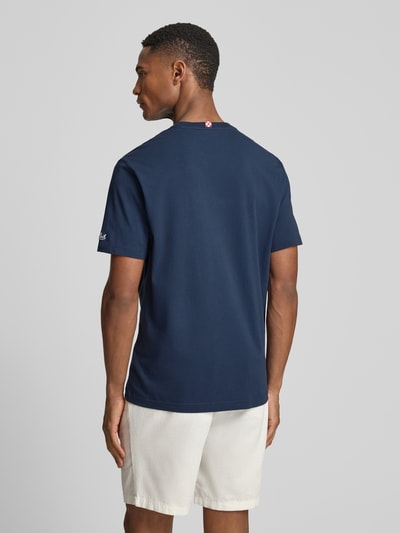 Męski model nosi t-shirt z haftami model 'PORTOFINO' od MC2 Saint Barth z bawełny, krój regular fit, okrągły dekolt, długość tyłu 68 cm, całkowity widok z tyłu.