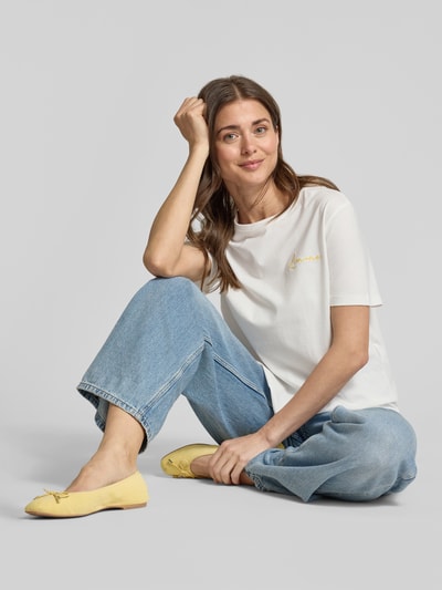 Frauenmodel trägt Damen T-Shirt mit Rundhalsausschnitt Modell 'SYBILLA' von Vila aus Reine Baumwolle in Regular-Fit; Ganzkörperansicht von vorne.