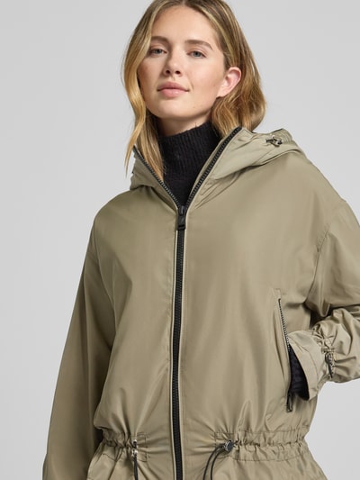 Vrouwenmodel draagt Jacke mit Zweiwege-Reißverschluss van Fuchs Schmitt in regular fit met capuchon en ritszakken, close-up bovenlichaam.
