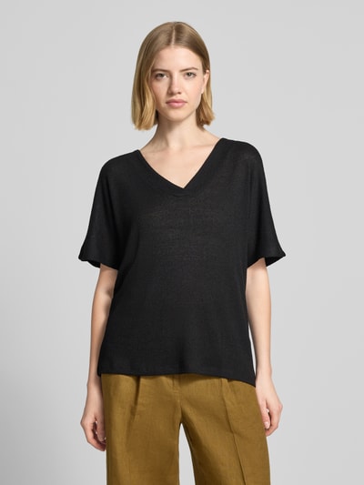 Frauenmodel trägt Strickshirt mit V-Ausschnitt Modell 'Delia' von Soyaconcept, Damen, Viskose-Mix mit Stretch-Anteil, Relaxed-Fit, schwarze Textur, Rückenlänge bei Größe S: 60 cm, Ganzkörperansicht von vorne.