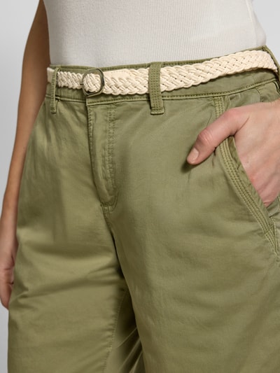 Frauenmodel trägt Regular Fit Bermudas aus Baumwoll-Mix von s.Oliver RED LABEL, Optik: Unifarben, Twill, Eingrifftaschen, Nahaufnahme Oberkörper.