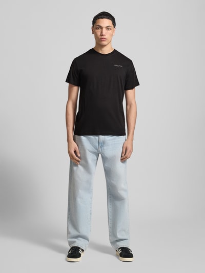 Männermodel trägt Slim Fit T-Shirt aus reiner Baumwolle Modell 'LINEAR CHEST TEE' von Tommy Jeans, Optik: Unifarben, Regular-Fit, Label-Print, Rundhals, Ärmelform: Kurzarm, aus Reine Baumwolle, Ganzkörperansicht von vorne.