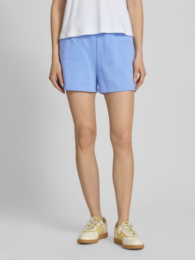 Frauenmodel trägt Regular Fit Sweatshorts aus Baumwoll-Mix Modell 'CHILLI' von Pieces in Hellblau, unifarben, Nahaufnahme Oberkörper bis Knie.