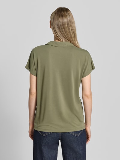 Frauenmodel trägt Regular Fit Poloshirt aus Modal-Mix von Christian Berg Woman, olivgrün, glatte Textur, Rückenlänge 46 cm, Ganzkörperansicht Rückansicht.