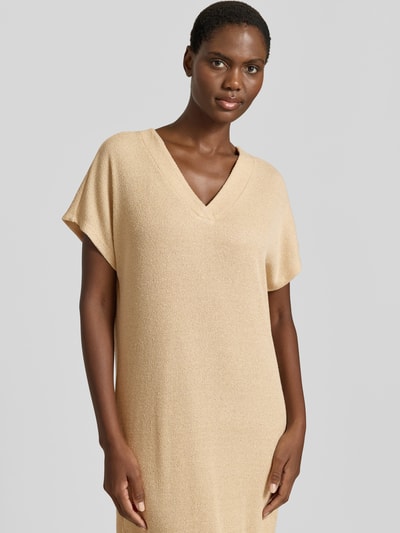 Frauenmodel trägt Strickkleid mit V-Ausschnitt Modell 'Delia' von Soyaconcept, beigefarben, gerader Schnitt, Nahaufnahme Oberkörper. Viskose-Mix mit Stretch-Anteil.