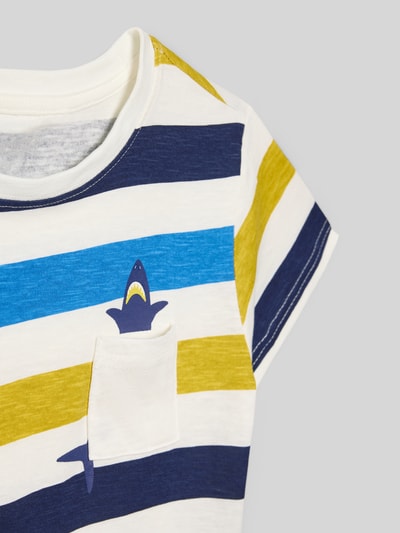Produktfoto, T-Shirt aus Baumwolle im Allover-Look von Blue Seven, Kinder T-Shirt, Reine Baumwolle, Regular-Fit, Brusttasche, Rundhalsausschnitt, Rückenlänge bei Größe 116: 47 cm, gestreiftes Muster in Blau, Gelb und Weiß, glatte Textur
