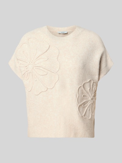 Produktfoto, gebreid shirt met ronde hals Model 'OMEA' van b.young, elastische materiaalmix met wol, los model, ribboorden, licht beige, grof geweven textuur, bloemdetails.