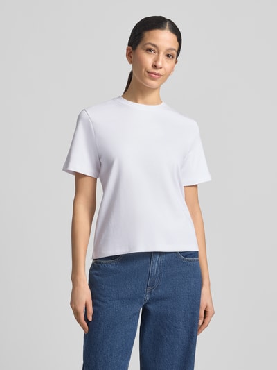 Frauenmodel trägt Basic T-Shirt mit Rundhalsausschnitt von Christian Berg Woman, reine Baumwolle, unifarben, Regular Fit, Nahaufnahme Oberkörper.