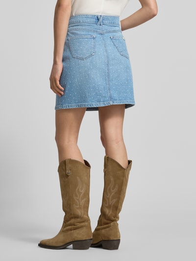 Frauenmodel trägt Jeansrock im Allover-Look Modell 'BEATRICE' von Mustang, hellblaue Farbe, Baumwoll-Elasthan-Mix, gerader Schnitt, Ganzkörperansicht Rückansicht.