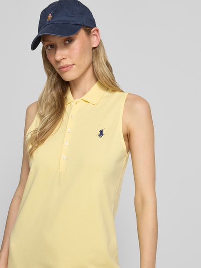 Kobiece modelka nosi Figurumschpielendes Polokleid aus Baumwoll-Mix von Polo Ralph Lauren w jednolitym kolorze, materiał pique z czystej bawełny, logo-stitching, kołnierz polo, bez rękawów, rozcięcie boczne, guziki z przodu, długość midi, widok z przodu, zbliżenie na górną część ciała.