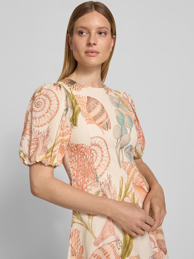 Frauenmodel trägt Midikleid im Allover-Look mit Puffärmeln von Rich & Royal aus Reine Baumwolle mit Rundhalsausschnitt, Nahaufnahme Oberkörper.