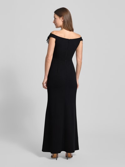 Vrouwenmodel draagt avondkleid im Off-Shoulder-Look van Lipsy in zwart, aansluitende pasvorm, rits, mix van materialen, volledige rugaanzicht.