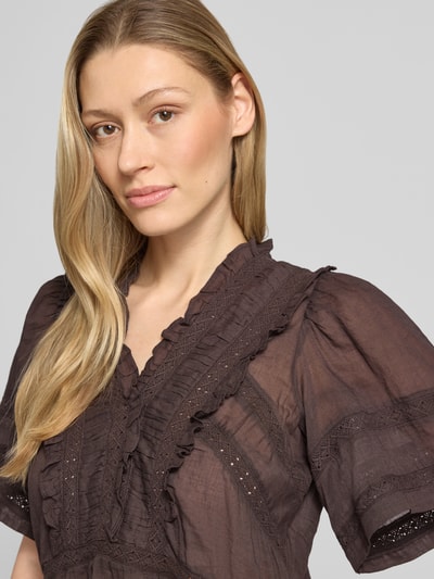 Modelka nosi Blusenshirt mit Häkelspitze Modell 'Evienne' od Neo Noir z bawełny, taliowany krój, dekolt w serek, koronka szydełkowa, zbliżenie na górę sylwetki