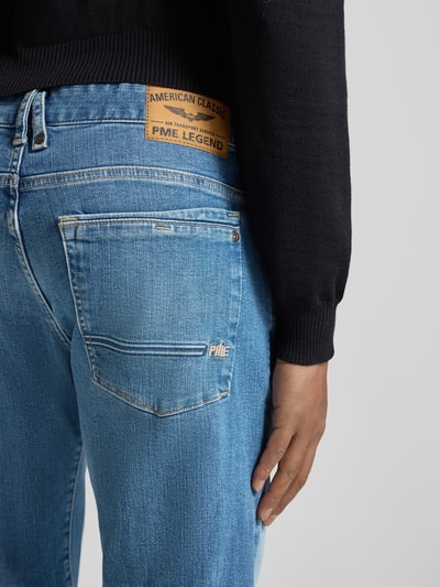 Männermodel trägt Relaxed Fit Jeans im Used-Look Modell 'Commander' von PME Legend, Baumwoll-Mix mit Stretch-Anteil, Detailaufnahme Rückansicht.