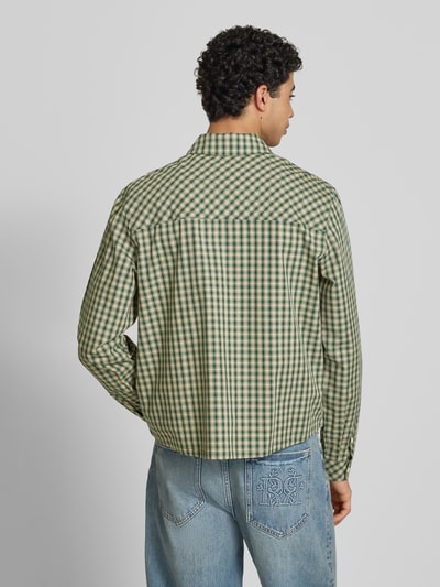 Mannelijk model draagt Boxy Fit Freizeithemd mit Brusttasche van KARL KANI, groen geruit katoen, borstzak, label-stitching, rugaanzicht.
