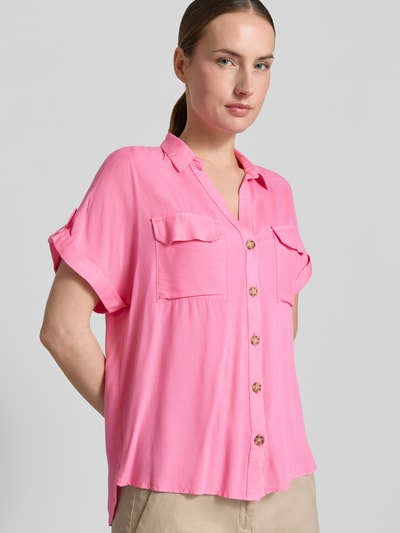 Frauenmodel trägt Regular Fit Hemdbluse aus reiner Viskose Modell 'BUMPY' von Vero Moda, unifarben, kurzarm, Ganzkörperansicht von vorne.