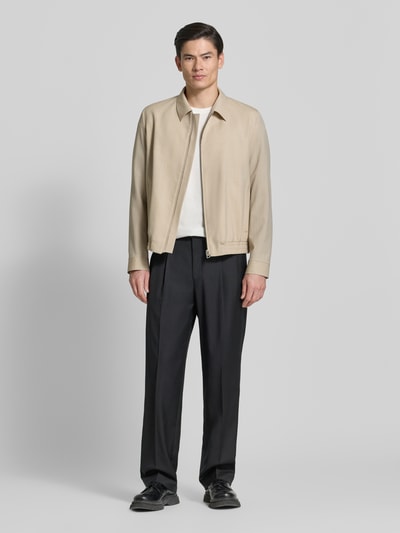 Männermodel trägt Regular Fit Blouson aus Schurwoll-Mix Modell 'HELLYS251X' von HUGO, Optik: Unifarben, Ganzkörperansicht von vorne.