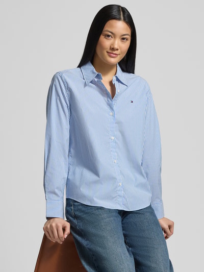 Frauenmodel trägt Regular Fit Hemdbluse aus Baumwoll-Mix von Tommy Hilfiger, Optik:Allover-Muster, Popeline, Nahaufnahme Oberkörper.