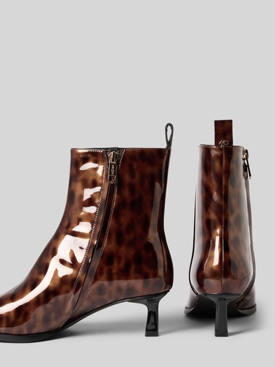 Produktfoto, botki Stiefeletten mit Allover-Animal-Print von Marc Cain Bags & Shoes, zwierzęcy nadruk na całej powierzchni, zamek błyskawiczny, obcas szpilka 5 cm, gładka podeszwa, wysokość cholewki 17 cm, szerokość w rozmiarze 40: 11 cm