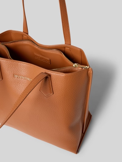 Produktfoto, Handtasche in Leder-Optik Modell 'Fall' von VALENTINO BAGS, geteiltes Hauptfach, Logo-Detail, Reißverschlussfach, braune Struktur