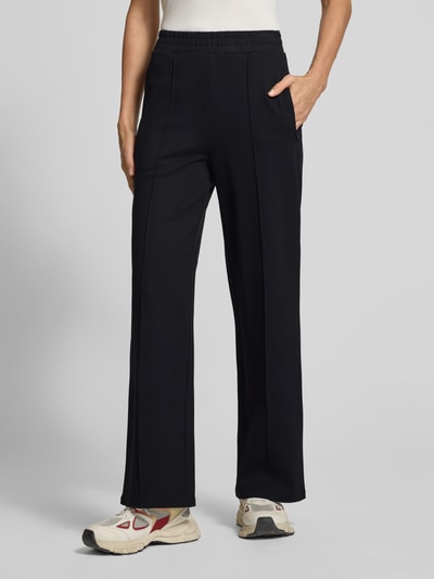 Frauenmodel trägt Straight Fit Hose mit Bügelfalte von Garcia in Unifarben, matt, mit Teilungsnähten und elastischem Bund, Baumwollmix, Ganzkörperansicht von vorne.