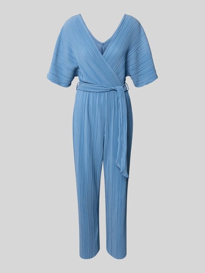 Produktfoto, Regular Fit Jumpsuit mit dekolt w serek model 'Olinda' von YAS, plisowany materiał, niebieski, odpinany pasek z materiału, krój regular fit, stylizowany na kombinezon, z krótkim rękawem, długość tyłu w rozmiarze 36: 74 cm, szerokość w rozmiarze 36: 30 cm, długość rękawów w rozmiarze 36: 15 cm, całkowita długość w rozmiarze 36: 143 cm, długość wewnętrzna nogawki w rozmiarze 36: 66 cm