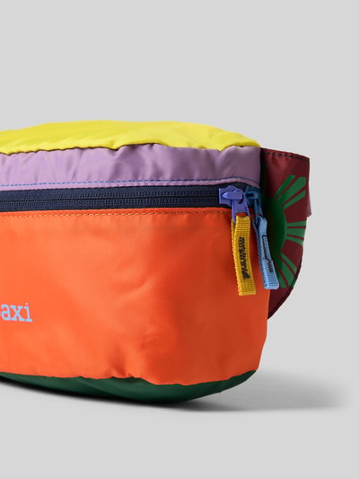 Produktfoto, Bauchtasche mit Logo-Print Modell 'Bataan' von Cotopaxi in Gelb, Lila, Orange, Grün, Hauptfach mit Reißverschluss, Schnalle, Schulterriemen, Breite 23 cm, Länge 14 cm, Tiefe 11 cm, Länge Schulterriemen 50 cm, Herren Accessoire
