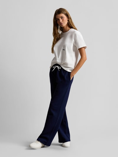 Frauenmodel trägt Regular Fit T-Shirt aus reiner Baumwolle von Polo Ralph Lauren, unifarben, Label-Schriftzug, Rundhals, kurzarm, Ganzkörperansicht von vorne.