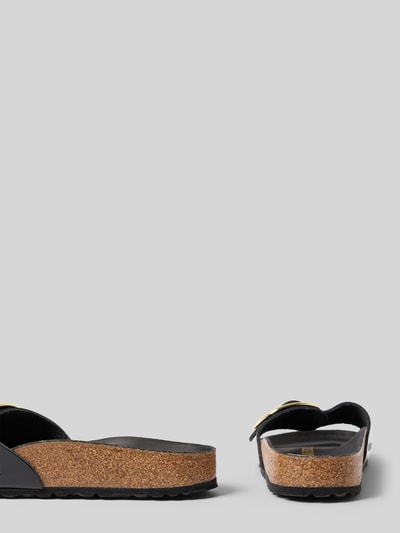 Produktfoto, Glänzende Sandalette Modell 'Madrid' von Birkenstock mit Abgerundet-Spitze, Dornschließe, profiliertem Sohle, Absatzhöhe 3 cm