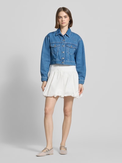 Frauenmodel trägt Regular Fit Jeansjacke Baumwoll-Mix Modell 'GALATEA_B' von Hugo Blue in Denim-Optik mit Umlegekragen, Ganzkörperansicht von vorne.