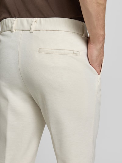 Männermodel trägt Slim Fit Anzughose mit Viskose-Anteil Modell 'P-GENIUS-JCWWGPK261F' von BOSS, strukturierte Melange, Detailaufnahme Rückansicht.