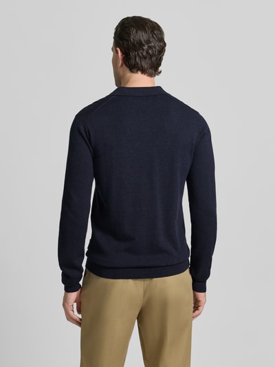 Männermodel trägt Regular Fit Longsleeve aus Lyocell-Mix Modell 'Bells' von Casual Friday in Dunkelblau, Strick-Optik, Ganzkörperansicht Rückansicht.