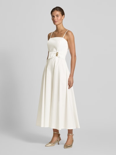 Vrouwenmodel draagt 'Cocktailkleid mit Spaghettiträgern' van Rinascimento in crème, katoenmix met stretch, getailleerde fit, midi-lengte, vierkante halslijn, verstelbare spaghettibandjes, riem met detail, blinde ritssluiting achter, zachte structuur, Ganzkörperansicht van voren.